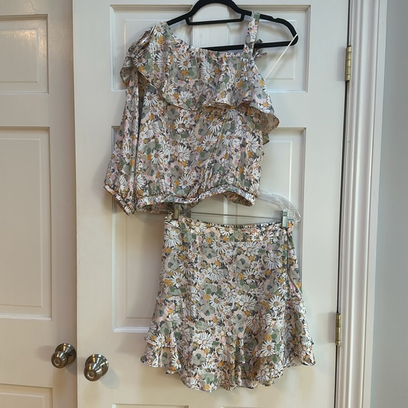 New one sleeve off shoulder w/matching zip up skirt-smoke free home - Picture 6 of 6